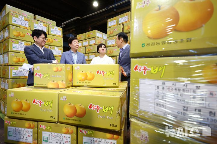 [서울=뉴시스] 전신 기자 = 송미령 농림축산식품부 장관이 2일 서울 송파구 가락농수산물종합도매시장을 찾아 추석 성수품 수급 상황을 점검하고 있다. 2024.09.02. photo@newsis.com