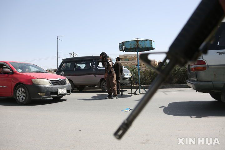 [ 카불=신화/뉴시스] 아프가니스탄 수도 카불에서 지난해 9월 2일 폭탄 조끼를 두른 남성의 자폭 테러로 6명이 사망하고 13명이 다쳤다 현장에서 보안군들이 차량 검문검색을 실시하고 있다.  2025.01.23.