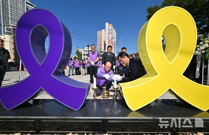 [광주=뉴시스] 이영주 기자 = 김영백 10·29 이태원 참사 유가족 광주대표가 4일 오후 광주 남구 백운광장에서 열린 세월호·이태원 참사 안전사고 희생자 추모 조형물 제막식에서 분향하고 있다. 2024.09.04. leeyj2578@newsis.com