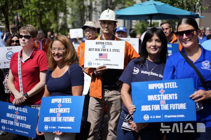 [피츠버그=AP/뉴시스] 4일(현지시각) 미국 펜실베이니아주 피츠버그 유나이티드 스틸 타워 앞에서 US스틸 직원들이 일본제철의 US스틸 인수를 지지하는 집회를 열고 있다. 조 바이든 대통령은 지난 3월 "US스틸은 상징적인 미국 철강"이라며 "국내에서 소유되고 운영되는 미국 철강 회사로 남아있어야 한다"라고 말해 일본제철의 US스틸 인수 계획에 공개적으로 반대했다. 2024.09.05.