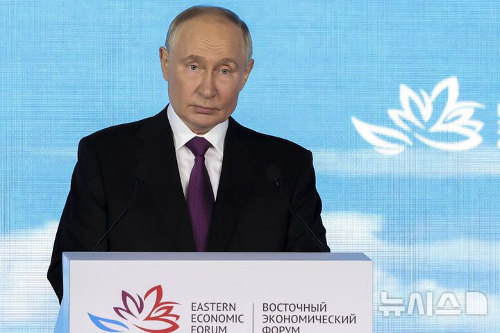 [블라디보스토크=AP/뉴시스]블라디미르 푸틴 러시아 대통령이 지난 5일(현지시각) 블라디보스토크에서 열린 동방경제포험에서 기조연설하고 있다. 2024.09.09.