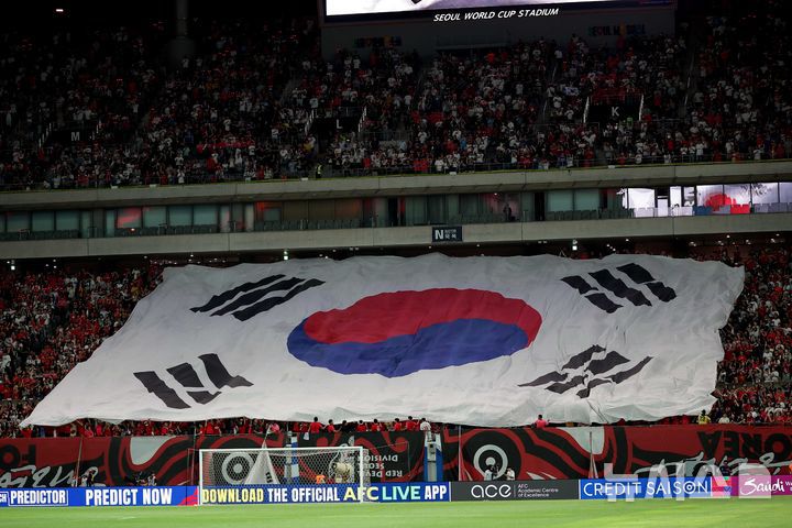 [서울=뉴시스] 정병혁 기자 = 5일 서울 마포구 서울월드컵경기장에서 열린 2026 북중미 월드컵 아시아 지역 3차 예선 B조 1차전 대한민국과 팔레스타인의 경기에 앞서 경기장에 애국가가 울려퍼지고 있다. 2024.09.05. jhope@newsis.com