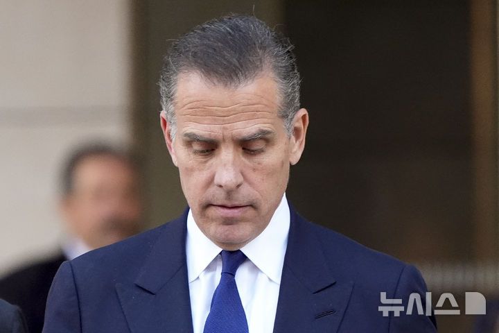 [로스앤젤레스=AP/뉴시스] 조 바이든 대통령의 차남 헌터 바이든이 지난 9월5일(현지시각) 탈세 혐의에 대해 유죄를 인정한 뒤 법정을 떠나고 있다. 2024.12.02.