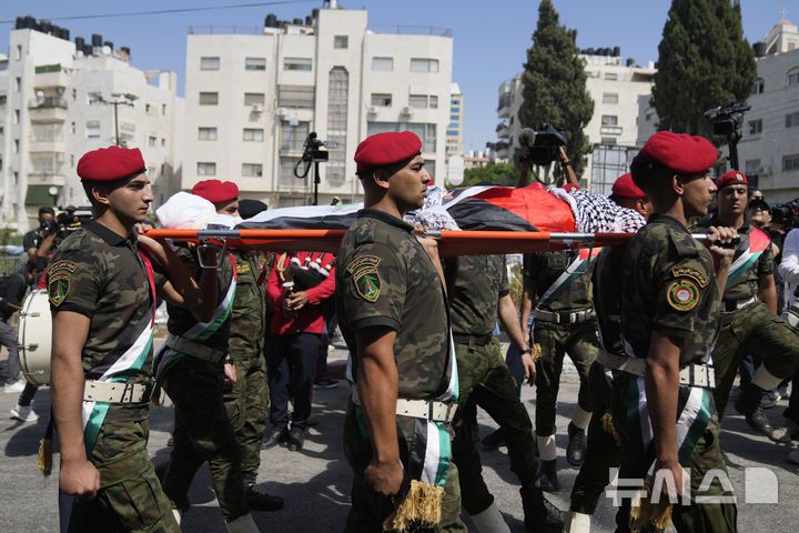 [나블루스=AP/뉴시스] 2024년 9월 9일 요르단강 서안지구 나블루스에서 이스라엘군에게 사살당한 튀르키예계 미국인 아이세뉴르 에즈기 에이기(26)의 장례식이 열려 팔레스타인 의장대가 고인의 시신을 운구하고 있다. 2025.09.05.
