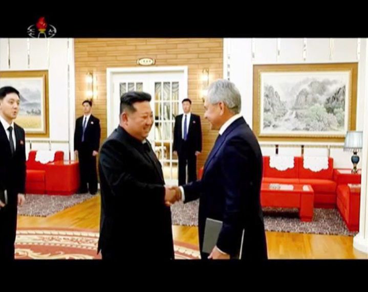 [서울=뉴시스]북한 김정은 국무위원장이 2024년 9월13일 러시아 세르게이 쇼이구 국가안보회의 서기를 만나고 있다. 쇼이구 서기가 21일 김정은 위원장과의 회담에서 블라디미르 푸틴 러시아 대통령의 친서를 전달했다고 러시아 관영 타스통신이 21일 보도했다. (사진=조선중앙TV 캡처) 2025.03.21. photo@newsis.com *재판매 및 DB 금지