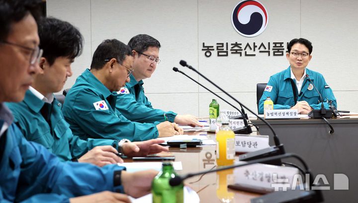 [세종=뉴시스] 강종민 기자 = 김종구 농림축산식품부 농업혁신정책실장이 19일 세종시 정부세종청사 농식품부 재난상황실에서 경기 여주 한우농장 럼피스킨 발병 상황 및 방역대책 추진상황을 점검하고 있다. 2024.09.19. ppkjm@newsis.com