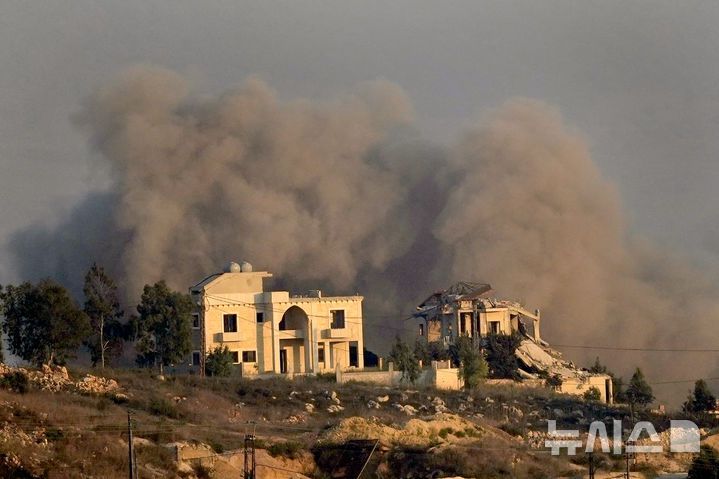 [ 마르자윤( 레바논)=신화/뉴시스] 이스라엘군이 레바논 남부지역과 전국의 헤즈볼라 거점을 폭격해 수 천명의 사상자를 내면서 9월 24일 나무 키암 마을이 이스라엘 폭격으로 파괴되어 검은 연기가 하늘로 솟구치고 있다. 2024. 09.25.