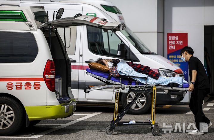 [서울=뉴시스] 정병혁 기자 = 서울의 한 대학병원 응급의료센터 앞에서 환자들이 이송되고 있다. 2024.09.25. jhope@newsis.com