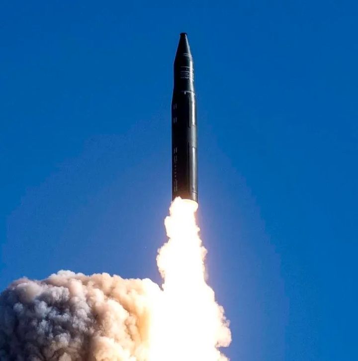 [서울=뉴시스]중국군은 한 표적에 동시에 날아오는 복수의 탄도미사일을 방어하는 대규모 훈련을 했다고 홍콩 사우스차이나모닝포스트(SCMP)가 6일 보도했다. 사진은 중국군이 지난해 9월 25일 태평양 해역으로 대륙간탄도미사일(ICBM)을 발사하고, 해당 ICBM 사진을 공개한 것.  <사진출처: 중국군 웨이보> 2025.04.06. *DB 및 재판매 금지.