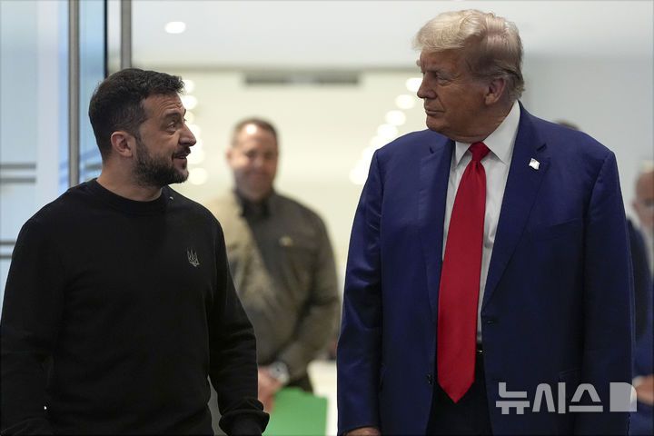[뉴욕=AP/뉴시스] 지난해 9월27일(현지시각) 미국 뉴욕 트럼프타워에서 도널드 트럼프 당시 미 공화당 대선 후보(오른쪽)와 볼로디미르 젤렌스키 우크라이나 대통령이 만나 이야기를 나누고 있다. 2025.02.09.