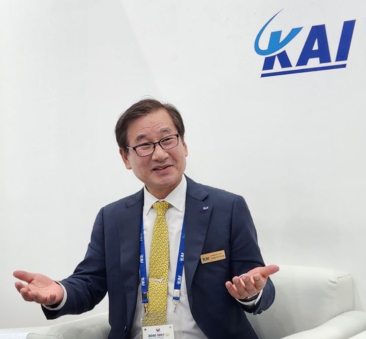 [마닐라=뉴시스] 강구영 한국항공우주산업(KAI) 사장이 26일(현지시각) 'ADAS 2024' 전시장 내 KAI부스에서 인터뷰를 하고 있다. (사진=국방부 공동취재단 제공) 2024.09.27.  *재판매 및 DB 금지