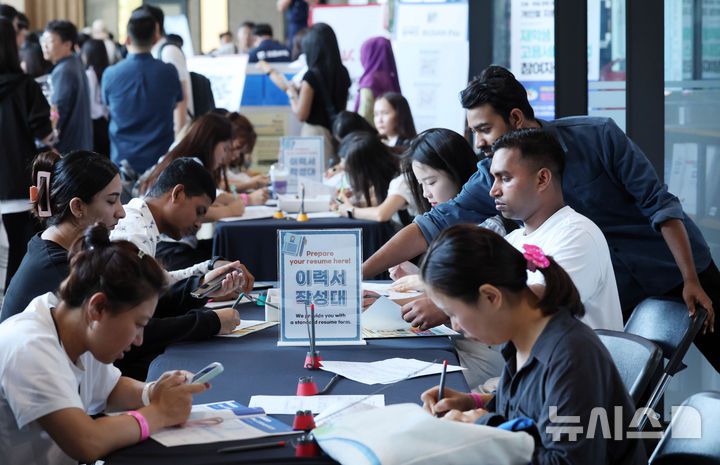 [부산=뉴시스] 하경민 기자 = '2024 부산 외국인 유학생 취업박람회'가 열린 지난해 9월 27일 부산 남구 경성대 건학기념관 30호관에서 외국인 유학생들이 이력서를 작성하고 있다. (사진은 기사와 직접 관련이 없습니다.) 2025.08.05. yulnetphoto@newsis.com