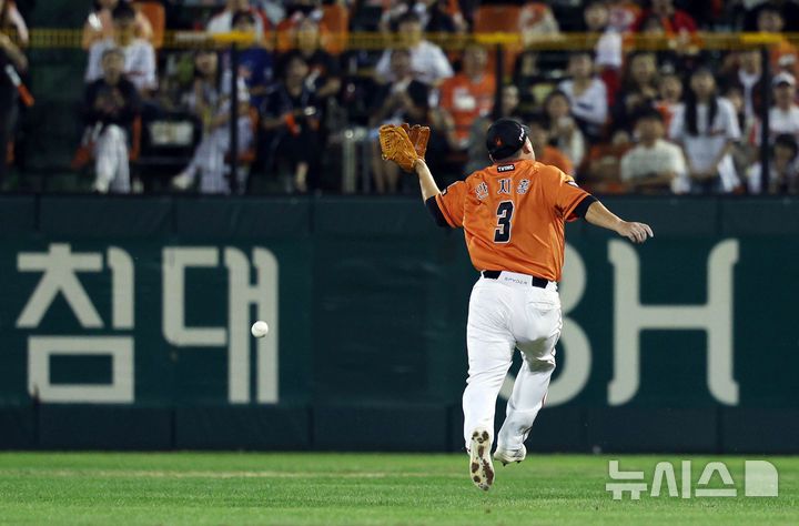 [대전=뉴시스] 고범준 기자 = 지난달 27일 오후 대전 중구 한화생명이글스파크에서 열린 2024 KBO리그 KIA 타이거즈와 한화 이글스의 경기, 5회초 1사 KIA 오선우의 타구를 한화 안치홍이 놓치고 있다. 2024.09.27. bjko@newsis.com