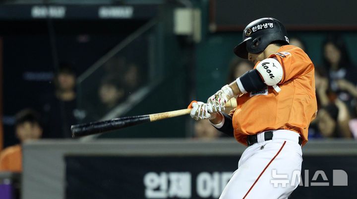 [대전=뉴시스] 고범준 기자 = 27일 오후 대전 중구 한화생명이글스파크에서 열린 2024 KBO리그 KIA 타이거즈와 한화 이글스의 경기, 8회말 무사 2루 한화 최재훈이 1타점 안타를 치고 있다. 2024.09.27. bjko@newsis.com
