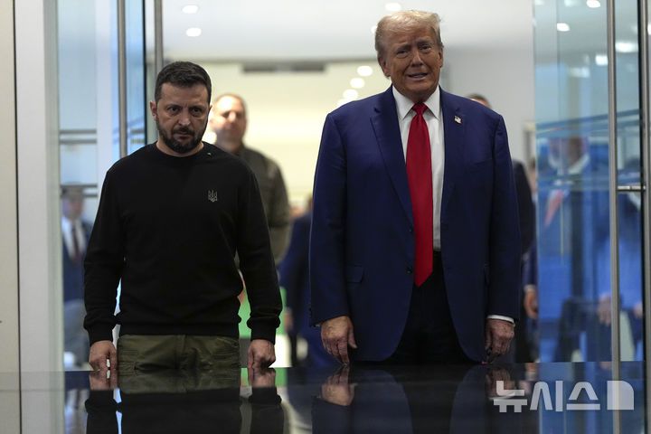 [뉴욕=AP/뉴시스] 지난해 9월27일(현지 시간) 미국 뉴욕 트럼프타워에서 도널드 트럼프 당시 미 공화당 대선 후보(오른쪽)와 볼로디미르 젤렌스키 우크라이나 대통령이 만나고 있다. 2025.02.13.