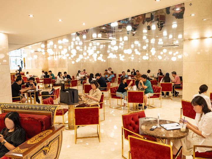 캉카스백화점에서 구매를 기다리는 고객들이 대거 대기를 하고 있다.  *재판매 및 DB 금지