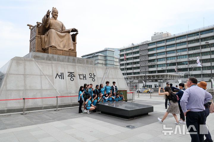 [서울=뉴시스] 배훈식 기자 = 행정안전부가 내년부터 5월 15일을 '세종대왕 나신 날'로 지정하는 '각종 기념일 등에 관한 규정 일부 개정령안'을 입법예고 했다. 사진은 30일 오전 서울 종로구 광화문광장 세종대왕 동상 앞에서 기념촬영하는 관광객들 모습. 2024.09.30. dahora83@newsis.com