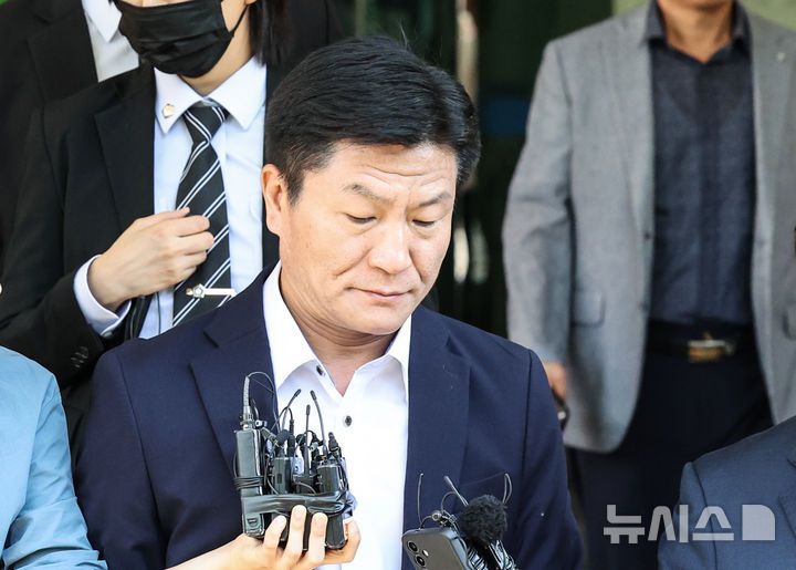 [서울=뉴시스] 김근수 기자 = 이태원 참사 책임으로 재판에 넘겨져 1심에서 무죄를 선고받은 김광호(61) 전 서울경찰청장을 비롯한 경찰 책임자들이 모두 2심 첫 재판에서 혐의를 부인했다. 사진은 이태원 참사 부실대응 등의 혐의로 금고 3년형을 받은 이임재 전 용산경찰서장이 지난해 9월 30일 오후 서울 마포구 서울 서부지방법원에서 열린 선고공판을 마치고 이동하는 모습. 2024.09.30. ks@newsis.com