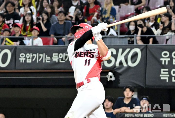 [광주=뉴시스] 변재훈 기자 = 30일 오후 광주 북구 광주-기아챔피언스필드에서 열린 프로야구 KIA 타이거즈 대 NC 다이노스의 시즌 최종 경기, 8회 말 KIA가 8대 5로 앞선 상황에서 KIA 2번타자 윤도현이 솔로포를 치고 있다. 2024.09.30. wisdom21@newsis.com