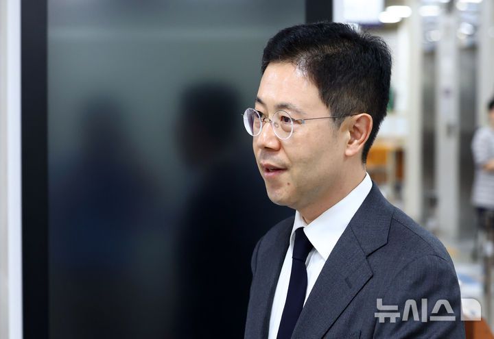 [서울=뉴시스] 전신 기자 = 고발사주 혐의로 재판에 넘겨져 1심에서 징역 1년을 선고받은 손준성 대구고검 차장검사가 4일 서울 서초구 서울고등법원에서 열린 항소심 6차 공판에 출석하고 있다. 2024.10.04. photo1006@newsis.com
