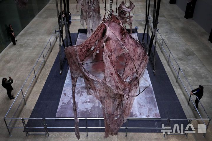 [런던=AP/뉴시스] 8일(현지시각) 영국 런던의 테이트 모던 미술관 터바인 홀에서 설치작가 이미래의 '현대 커미션: 이미래' 전시회가 열려 관람객들이 작품을 관람하고 있다. 이 전시는 현대자동차와 테이트 미술관이 장기 후원의 일환으로 매년 작가 한 명을 선정해 열린다. 한국 작가가 이곳에서 전시하는 것은 이번이 처음으로 작품은 내년 3월 16일까지 공개된다. 2024.10.08.