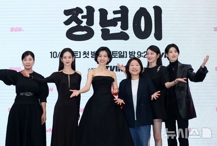 [서울=뉴시스] 김혜진 기자 = 배우 라미란(왼쪽부터), 김윤혜, 김태리, 정지인 감독, 정은채, 라미란이 10일 오후 서울 영등포구 콘래드호텔에서 열린 tvN 새 토일드라마 '정년이'(극본 최효비, 연출 정지인) 제작발표회에서 포즈를 취하고 있다.'정년이'는 1950년대 한국전쟁 후 최고의 국극 배우에 도전하는 '타고난 소리 천재' 정년이를 둘러싼 경쟁과 연대, 그리고 찬란한 성장기를 그리는 드라마. '여성 국극'이라는 신선한 소재로 눈길을 끈다. 오는 12일 오후 9시 20분 첫 방송. 2024.10.10. jini@newsis.com