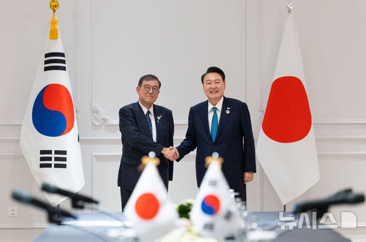 [비엔티안=뉴시스] 최진석 기자 = 윤석열 대통령과 이시바 시게루 일본 총리가 10일(현지시각) 라오스 비엔티안 한 호텔에서 열린 한-일 정상회담에서 악수하고 있다. (공동취재) 2024.10.10. myjs@newsis.com