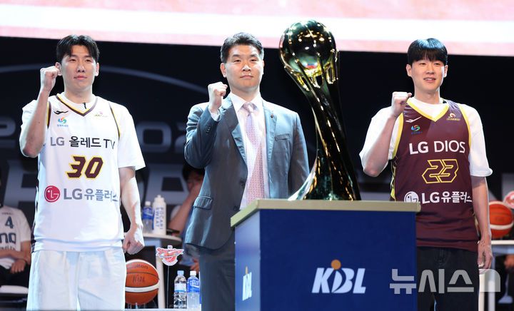 [서울=뉴시스] 김진아 기자 = 창원 LG 조상현 감독, 전성현, 두경민이 지난해 10월15일 서울 용산구 블루스퀘어에서 열린 2024-2025시즌 프로농구 개막 미디어데이&팬페스트에서 포즈를 취하고 있다.  2024.10.15. bluesoda@newsis.com