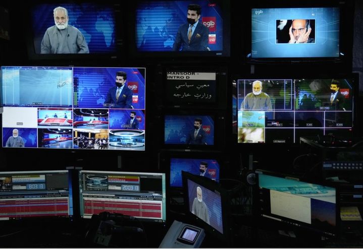 [카불=AP/뉴시스] 아프가니스탄 카불의 한 방송사 앵커가 마스크를 쓰고 뉴스를 진행하고 있다. 탈레반이  여성 출연자에게 마스크를 쓰도록 하는 새로운 명령을 내린 것에 항의하기 위한 것이다.2024.10.16  *재판매 및 DB 금지