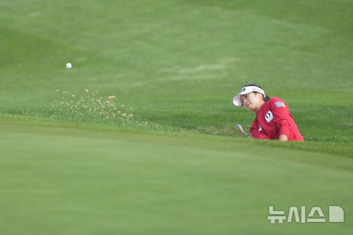 [파주=AP/뉴시스] 이정은6이 17일 오후 경기도 파주 서원밸리 컨트리클럽에서 열린 미국여자프로골프(LPGA) 투어 BMW 레이디스 챔피언십 첫날 1번 홀 벙커에서 샷하고 있다. 이정은6은 5언더파 67타로 김효주, 김아림 등과 공동 11위에 올랐다. 2024.10.17.