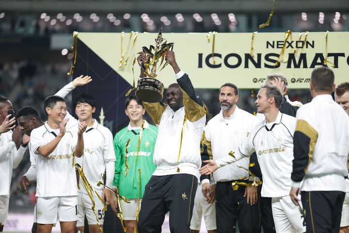 [서울=뉴시스] 김진아 기자 = 20일 오후 서울 마포구 서울월드컵경기장에서 열린 '2024 넥슨 아이콘매치' FC스피어(공격수팀)와 실드 유나이티드(수비수팀)의 경기에서 4-1로 승리한 실드 유나이티드의 야야 투레가 우승 트로피를 들어올리고 있다. (사진=넥슨 제공) 2024.10.20. photo@newsis.com *재판매 및 DB 금지