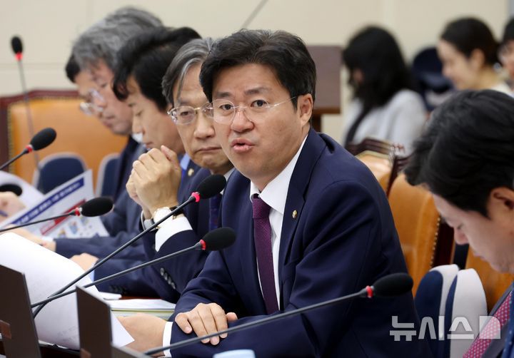 [서울=뉴시스] 조성봉 기자 = 박상혁 더불어민주당 의원이 21일 오전 서울 여의도 국회 정무위원회에서 열린 공정거래위원회, 한국소비자원 등에 대한 국정감사에서 자료제출 요구를 하고 있다. 2024.10.21. suncho21@newsis.com