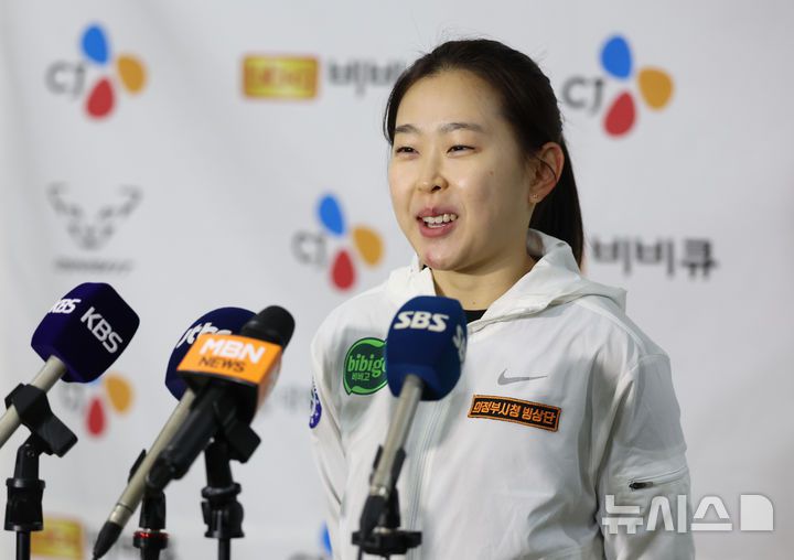 [서울=뉴시스] 황준선 기자 =  지난해 10월22일 오후 서울 노원구 태릉국제스케이트장에서 열린 제59회 전국남녀 종목별 스피드스케이팅 선수권대회 여자부 5000M 결승에서 전체 1위를 차지한 김민선이 취재진과 인터뷰 하고 있다. 2024.10.22. hwang@newsis.com