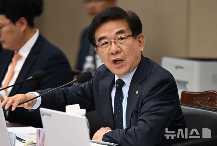 [광주=뉴시스] 박기웅 기자 = 정일영 더불어민주당 의원이 24일 오전 정부광주지방합동청사 3층 대회의실에서 열린 국회 기획재정위원회의 광주지방국세청·광주본부세관 등 국정감사에서 질의를 하고 있다. 2024.10.24. pboxer@newsis.com