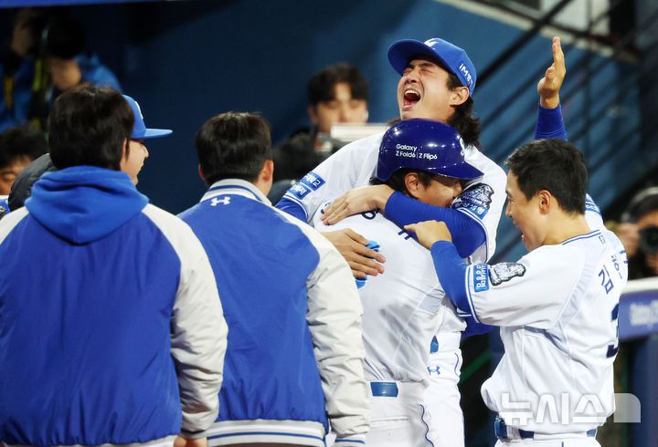 [대구=뉴시스] 전신 기자 = 지난해 10월25일 대구 수성구 대구삼성라이온즈파크에서 열린 2024 KBO 포스트시즌 한국시리즈 3차전 KIA 타이거즈와 삼성 라이온즈의 경기에서 3회말 1사 삼성 이성규가 솔로 홈런을 친 뒤 구자욱과 포옹하고 있다. 2024.10.25. photo1006@newsis.com
