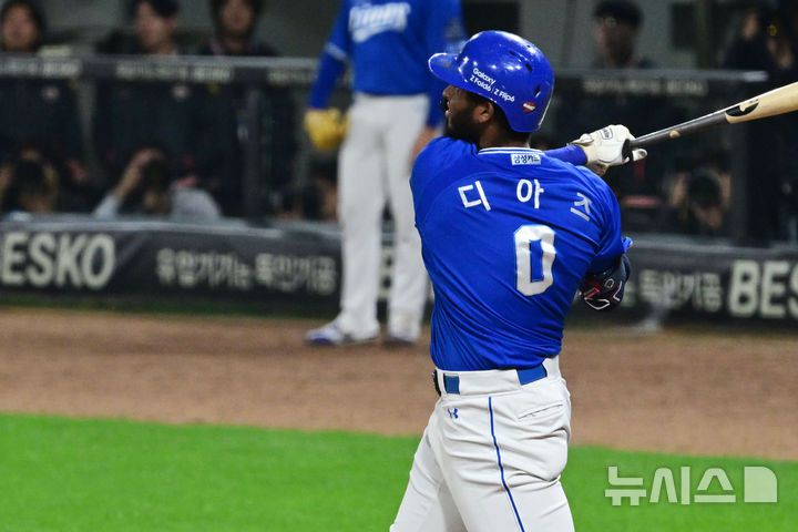 [광주=뉴시스] 이영주 기자 = 28일 광주 북구 광주-기아챔피언스필드에서 열린 2024 KBO 포스트시즌 한국시리즈 5차전 삼성 라이온즈와 KIA 타이거즈의 경기, 3회 초 2사 1루  주자 상황에서 삼성 디아즈가 투런포를 때리고 공의 궤적을 바라보고 있다. 2024.10.28. leeyj2578@newsis.com
