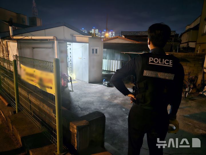 [청주=뉴시스] 서주영 기자 = 29일 충북 청주시 흥덕구 신봉동의 한 노숙인 자활시설에서 출동한 경찰이 현장을 둘러보고 있다. 같은 날 이곳에서 50대 남성이 다른 입소자에게 흉기를 휘두른 뒤 도주하는 사건이 발생했다. 2024.10.29. juyeong@newsis.com