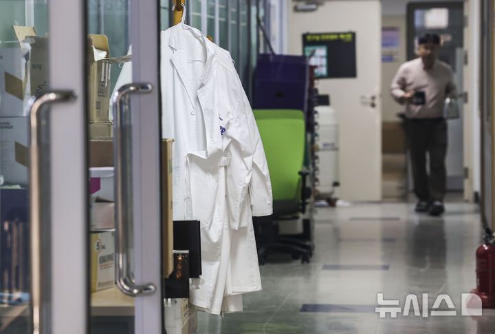 [서울=뉴시스] 정병혁 기자 = 30일 서울시내 한 의과대학에 의시가운이 걸려있다. 2024.10.30. jhope@newsis.com