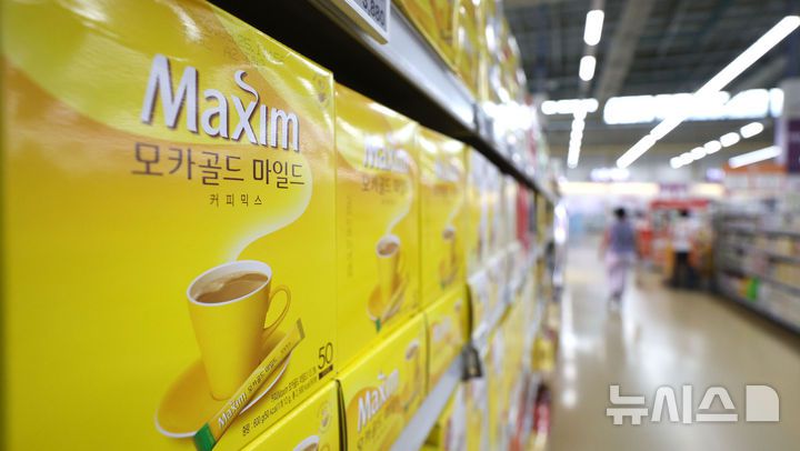 [서울=뉴시스] 김선웅 기자 =서울 소재 유통 매장에서 동서식품 커피가 판매되고 있다. 2024.11.01. mangusta@newsis.com