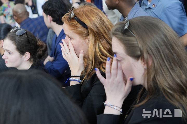 [워싱턴=AP/뉴시스] 지난 6일(현지시각) 미 워싱턴의 하워드 대학교 캠퍼스에서 지지자들이 민주당 대선 후보 카멀라 해리스 부통령의 대선 패배 연설을 들으며 눈물을 흘리고 있다. 2024.11.11.