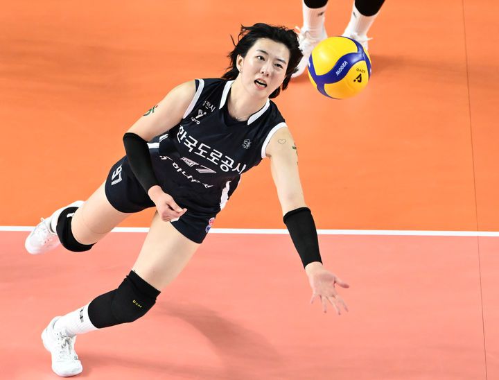 [서울=뉴시스] 여자배구 한국도로공사 강소휘가 지난 7일 김천실내체육관에서 열린 도드람 2024~2025 V-리그 여자부 흥국생명과의 경기에 임하고 있다. (사진=KOVO 제공) 2024.11.07. *재판매 및 DB 금지