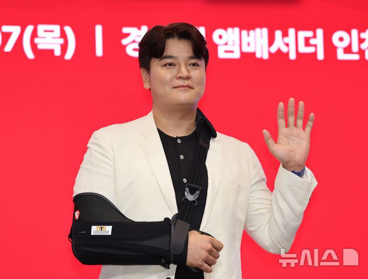 [인천=뉴시스] 전진환 기자 = 프로야구 SSG 랜더스의 추신수가 7일 오후 인천 연수구 경원재 앰배서더 인천에서 열린 은퇴 기자회견에서 포토타임을 갖고  있다.  2024.11.07. amin2@newsis.com