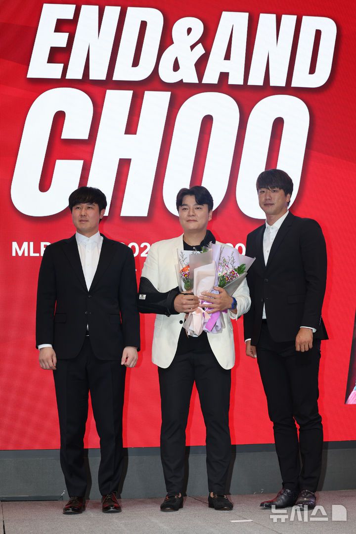 [인천=뉴시스] 전진환 기자 = 프로야구 SSG 랜더스의 추신수가 7일 오후 인천 연수구 경원재 앰배서더 인천에서 열린 은퇴 기자회견에서 김광현(오른쪽), 최정(왼쪽) 으로부터 꽃다발을 받고 기념촬영을 하고  있다.  2024.11.07. amin2@newsis.com