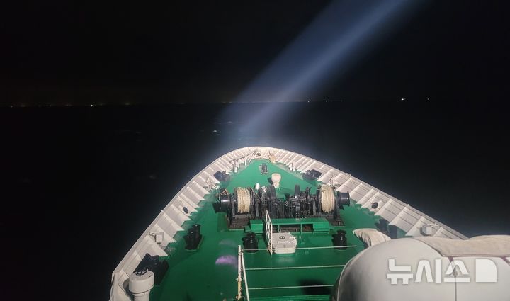 [제주=뉴시스] 제주 비양도 북서쪽 24㎞ 해상에서 발생한 금성호 침몰사고 이틀째인 지난 9일 사고 해역 인근에서 실종자를 찾기 위한 야간 수색이 진행되고 있다. (사진=제주해양경찰청 제공) 2024.11.10. photo@newsis.com   *재판매 및 DB 금지