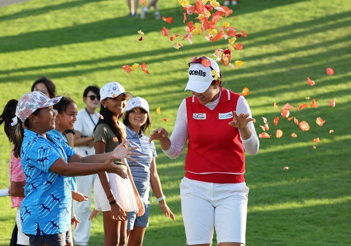 [서울=뉴시스]김아림, 롯데 챔피언십 FR 우승 축하 세리머니. (사진=대홍기획 제공)