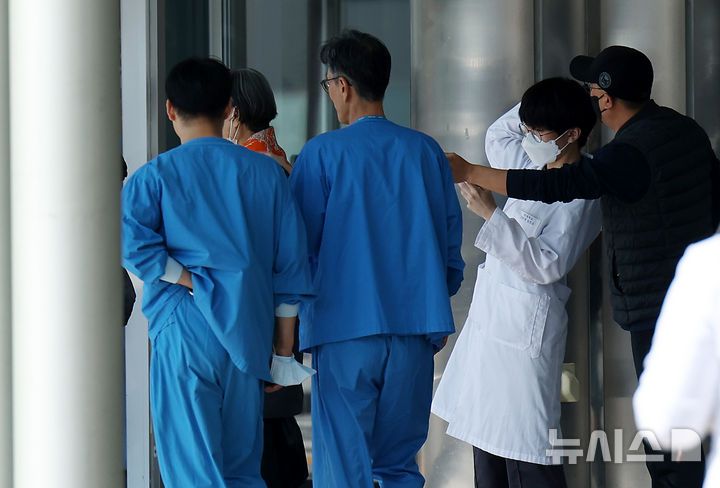 [서울=뉴시스] 김명년 기자 = 서울시내 한 대학병원에서 의료진이 이동하고 있다. 2024.11.11. kmn@newsis.com