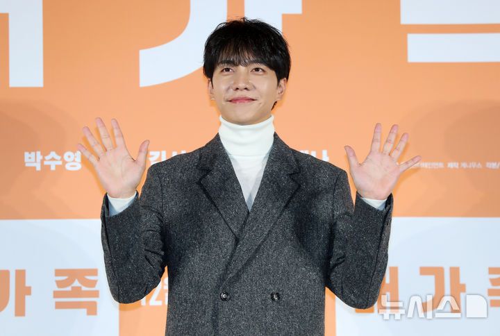 [서울=뉴시스] 김혜진 기자 = 배우 이승기가 12일 오전 서울 광진구 롯데시네마 건대입구에서 열린 영화 '대가족'(감독 양우석) 제작보고회에서 포즈를 취하고 있다.'대가족'은 스님이 된 아들(이승기) 때문에 대가 끊긴 만두 맛집 '평만옥' 사장(김윤석)에게 세상 본 적 없던 귀여운 손주들이 찾아오면서 생각지도 못한 기막힌 동거 생활을 하게 되는 가족 코미디. 오는 12월 11일 개봉한다. 2024.11.12. jini@newsis.com