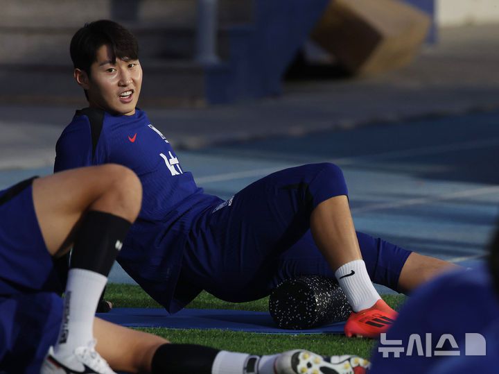 [쿠웨이트시티(쿠웨이트)=뉴시스] 이영환 기자 = 축구 대표팀 이강인이 12일(현지시각) 쿠웨이트 압둘라 알 칼리파 스타디움에서 폼롤러로 몸을 풀고 있다.홍명보 감독이 이끄는 축구 대표팀은 14일 쿠웨이트 자베르 알아흐마드 국제경기장에서 쿠웨이트와 북중미 월드컵 아시아 3차 예선 B조 5차전을 치른다. 2024.11.12. 20hwan@newsis.com