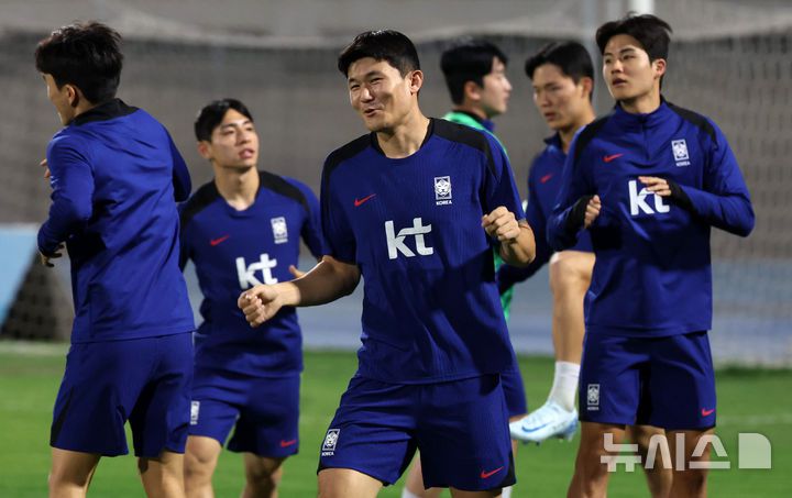 [쿠웨이트시티(쿠웨이트)=뉴시스] 이영환 기자 = 축구 대표팀 김민재가 12일(현지시각) 쿠웨이트 압둘라 알 칼리파 스타디움에서 훈련을 하고 있다.홍명보 감독이 이끄는 축구 대표팀은 14일 쿠웨이트 자베르 알아흐마드 국제경기장에서 쿠웨이트와 북중미 월드컵 아시아 3차 예선 B조 5차전을 치른다. 2024.11.12. 20hwan@newsis.com