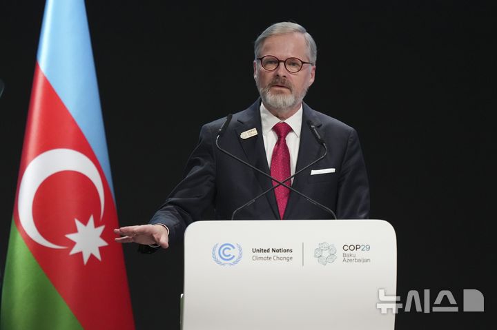 [바쿠=AP/뉴시스]페트르 피알라 체코 총리가 지난해 11월 13일(현지 시간) 아제르바이잔 바쿠에서 열린 제29차 유엔기후변화협약 당사국총회(COP29) 정상회의 본회의에서 연설하고 있다. 2025.06.04.